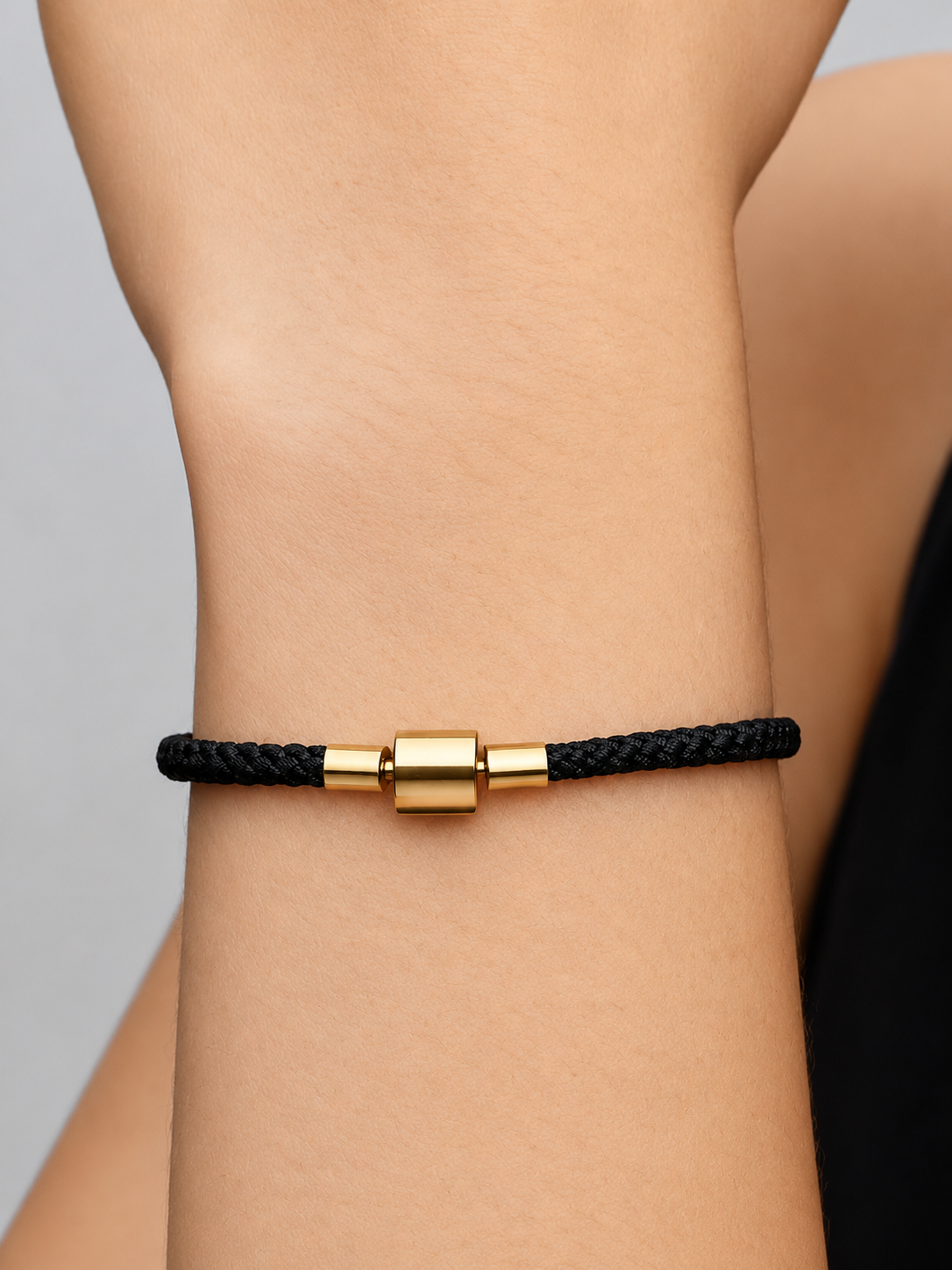 Schimmerndes Schwarzes Kordel-Armband 14 Karat Vergoldung
